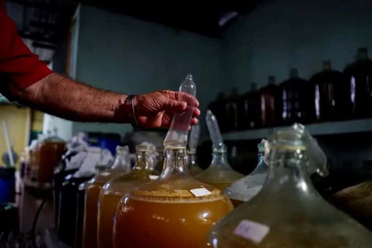 Botellón de Vino con Condón Como Válvula en Cuba