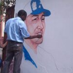 Leonardo Aguaslimpias pintando mural en Venezuela - lachachara.org