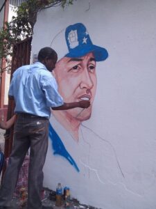 Leonardo Aguaslimpias pintando mural en Venezuela - lachachara.org