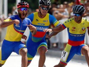 Alex Cujavante junto a otros patinadores latinoamericanos - radionacional.co