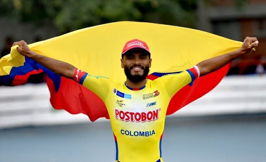 Alex Cujavante ondeando la Bandera de Colombia - lametronoticias.com