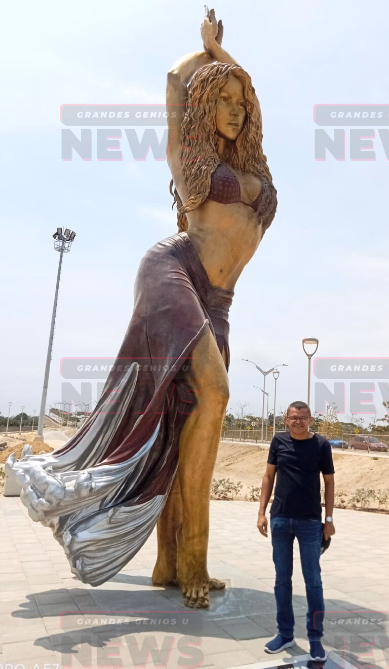 Yino Márquez junto a la Estatua de Shakira en el Malecón de Barranquilla - lachachara.org