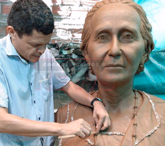 Yino Márquez y el busto de Micaela Lava Fundadora del Junior - lachachara.org