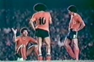 Vilarete y su icónica sentada en el balón en el estadio Maracaná en 1977 imagen 02