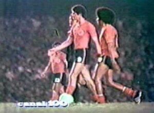 Vilarete y su icónica sentada en el balón en el estadio Maracaná en 1977 imagen 03