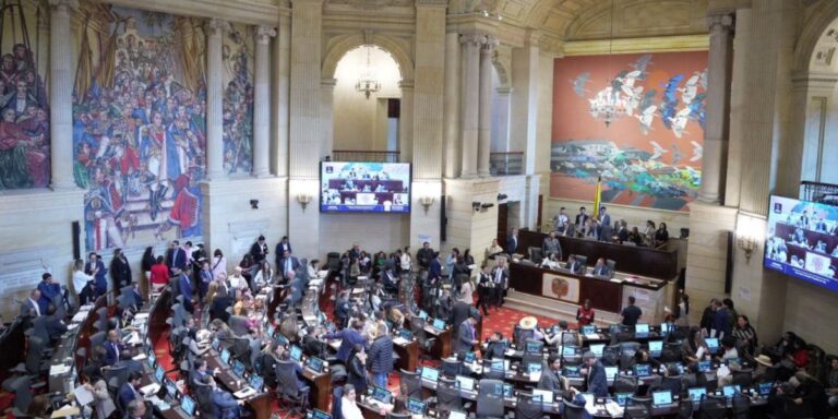 Cámara de Representantes avanza en moción y leyes