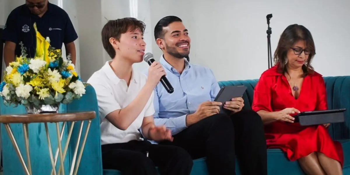 Jóvenes de colegios oficiales lideran innovación en Escuela Emprendedora 2025