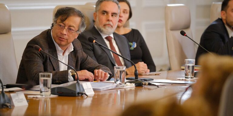 Petro Ordena Investigación sobre Exgerentes de Nueva EPS y su Vínculo con Magistrado Carlos Camargo