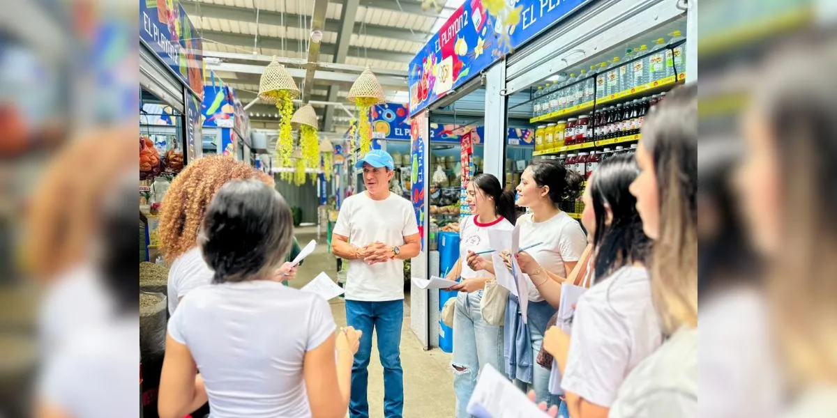 Comerciantes de El Playón reciben apoyo del Distrito para fortalecer sus negocios