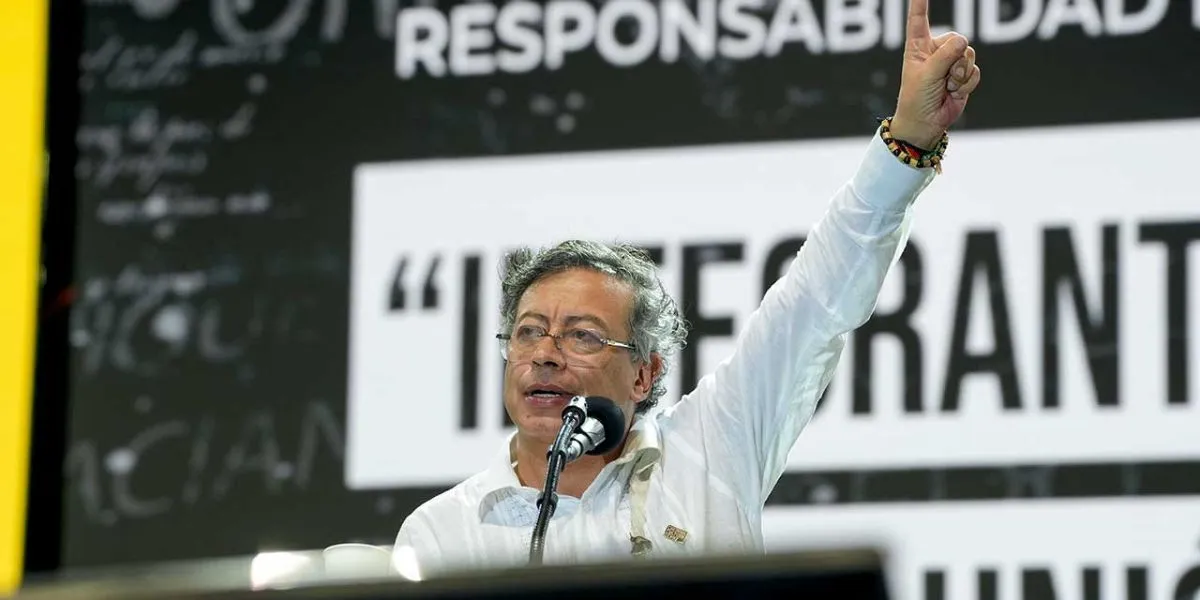 Gustavo Petro denuncia en Santa Marta que congresistas viajaron a Miami para conspirar contra su gobierno y pide procesos judiciales.