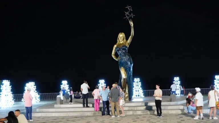 Encendido mágico en el Gran Malecón: así deslumbra el alumbrado navideño 2025 Encendido de alumbrado navideño 2025 - Estatua de Sofia Vergara