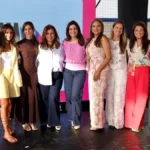 Niños y niñas brillan en desfile de moda en su día