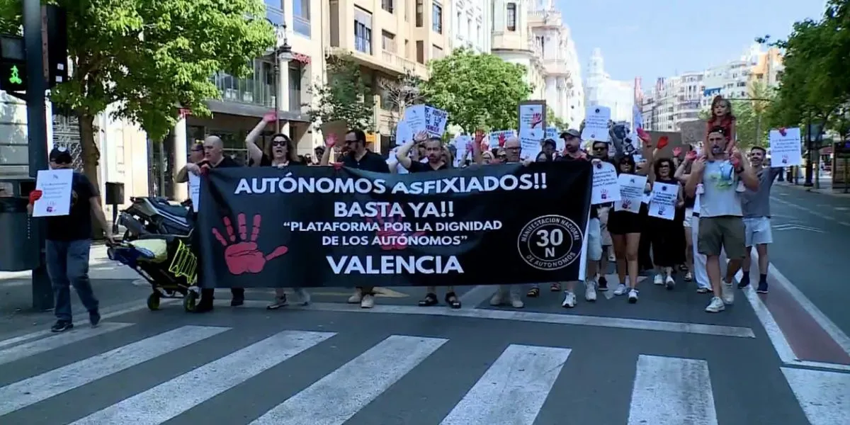 Autónomos estallan contra impuestos y cierres masivos de negocios