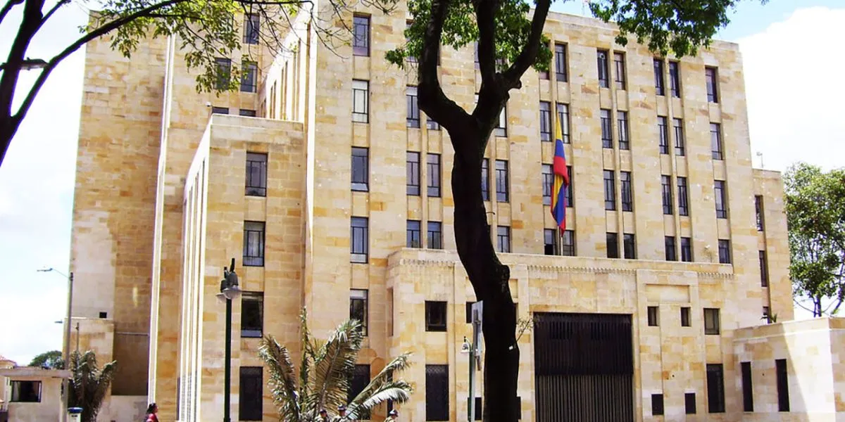 Colombia baja deuda externa al 24,1% y estabiliza finanzas públicas