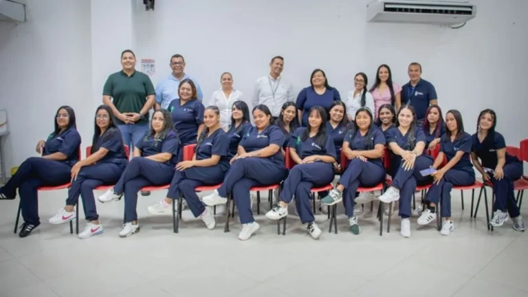 Mujeres cabeza de hogar se gradúan y emprenden en estética en Soledad