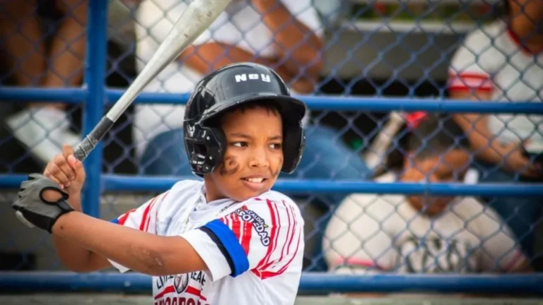 60 niños y jóvenes de Soledad reciben uniformes en la estrategia “Béisbol por La Paz”