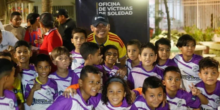 Programa Goles por la Paz entrega 80 uniformes en La Rivera de Soledad